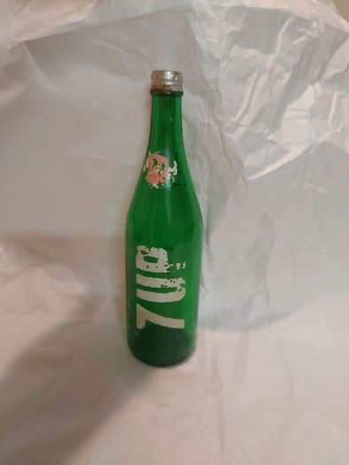 7up bottle with cap,used condition,nice advertising, price includes post to anywhere in Ireland thank you,see pictures,