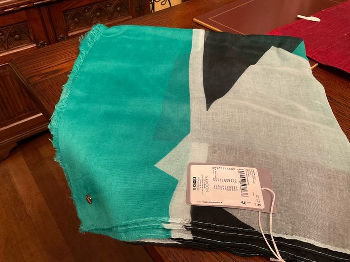 SAMOON BARGAIN PRICE. New Light Weight Scarf In Jade Green Dark Navy Beige And White .length Is 180 Cm