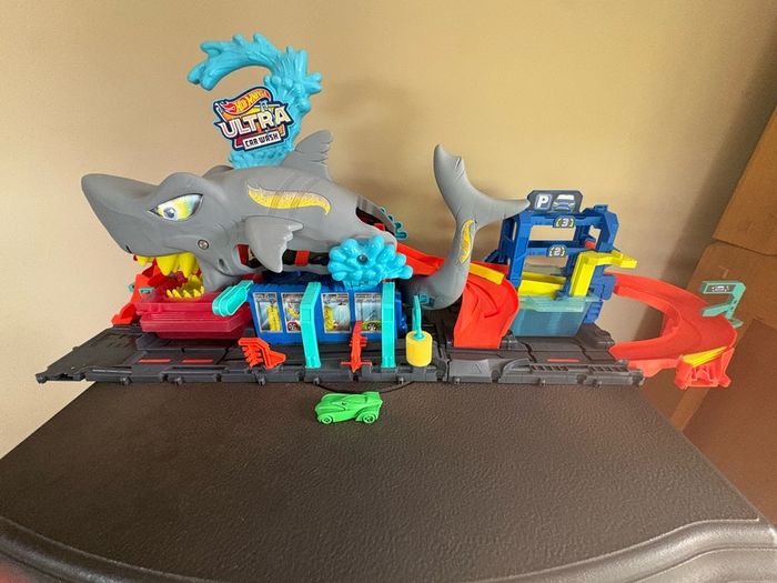 Hot Wheels City Ultra Shark Car Wash