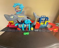Hot Wheels City Ultra Shark Car Wash