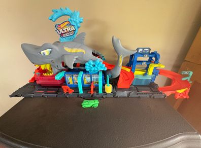 Hot Wheels City Ultra Shark Car Wash