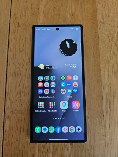 Samsung Z Fold 7 256GB Mint Condition 9 Months Old with receipt unlocked to any Network and with Accessories.