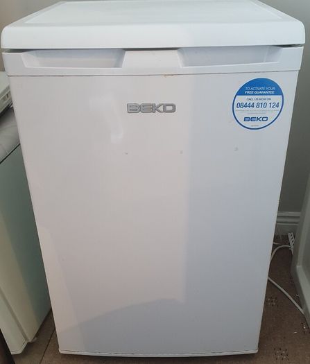 Fridge under counter with icebox