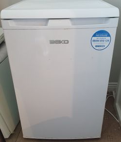 Fridge under counter with icebox