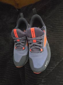 Brooks Cascadia Runners size 5. Worn twice.