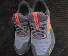 Brooks Cascadia Runners size 5. Worn twice.