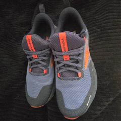 Brooks Cascadia Runners size 5. Worn twice.