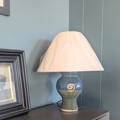 Ceramic table lamp with spiral design