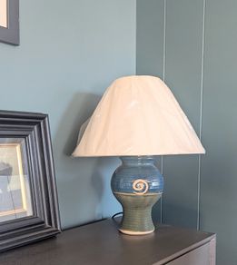 Ceramic table lamp with spiral design