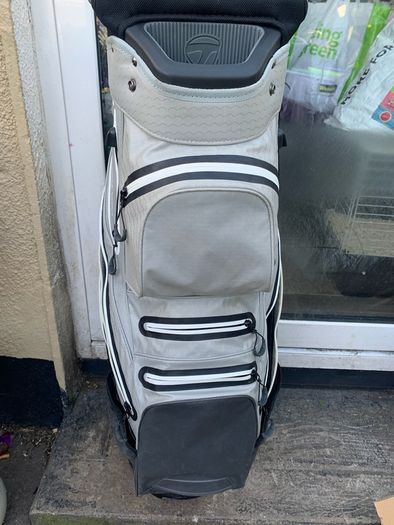 Taylormade Golf bag (1 zip not working)