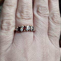 Ring made of 9-karat gold with garnet , weight 2 g, size L.