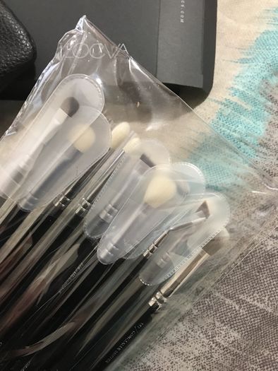 brand new 100% genuine Zoeva complete eye set 12 brushes + clutch