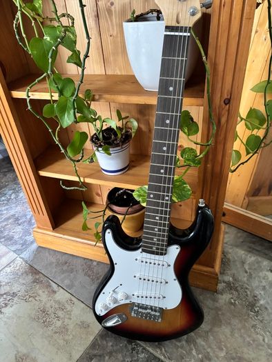 Gear 4 Music 3/4 sized, left-handed strat type guitar