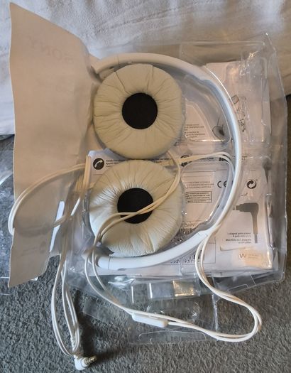 headphones, read advert