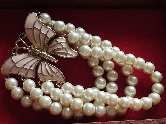 A beautiful faux pearl butterfly bracelet.