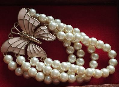 A beautiful faux pearl butterfly bracelet.