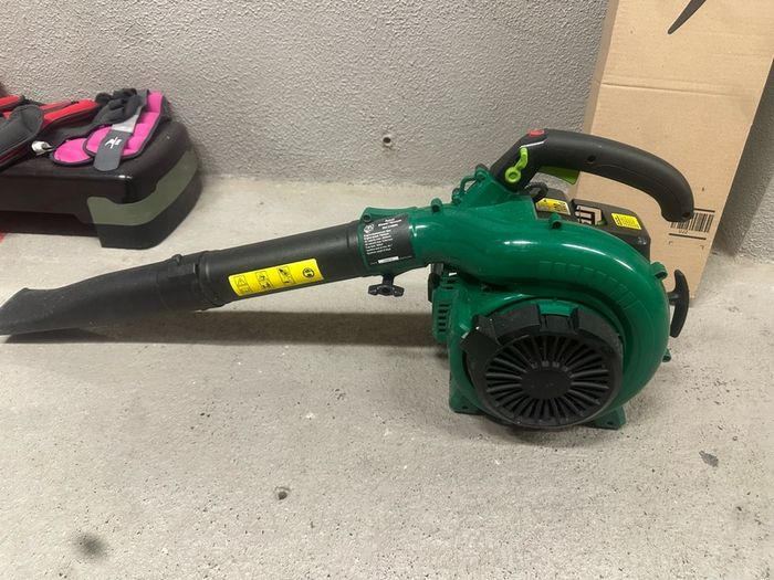 leaf blower