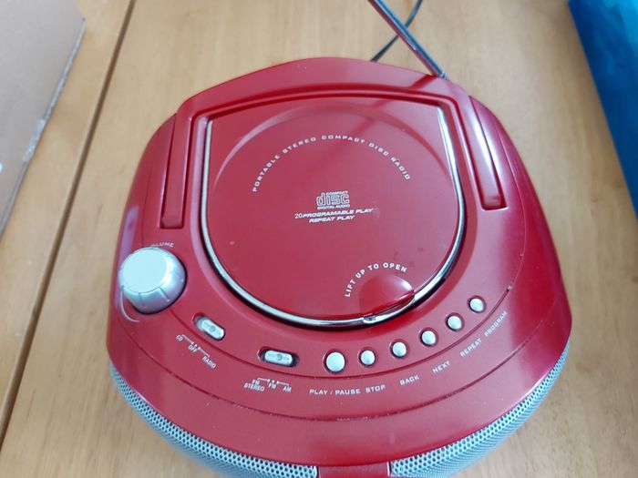 Bench Portable CD Player with Radio, Model KH222, Red, in new condition and working great