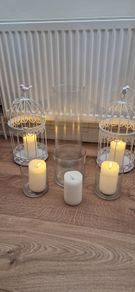 Wedding decor: Birdcages, vases and electric candles