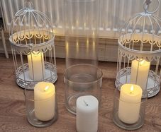 Wedding decor: Birdcages, vases and electric candles