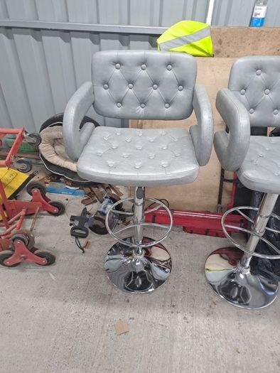 2 X High Stools
