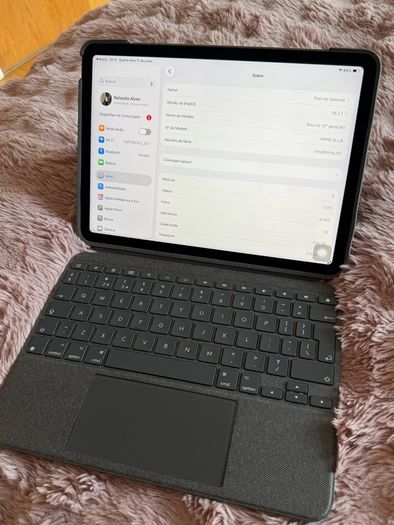Ipad Air 5 generation 256gb with logitech keyboard