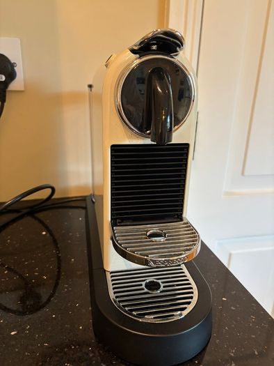 Nespresso espresso machine, milk frother and cups