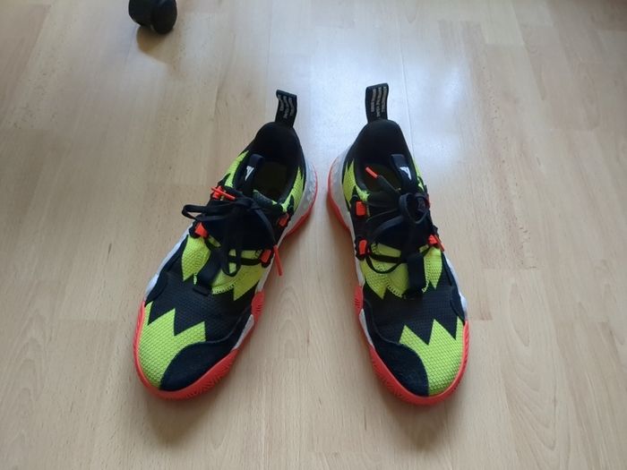 Basketball shoes