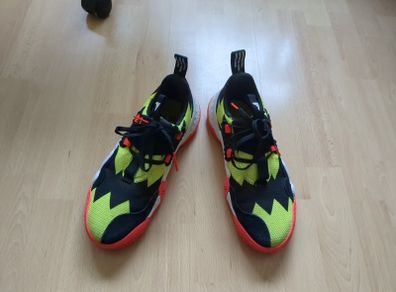 Basketball shoes