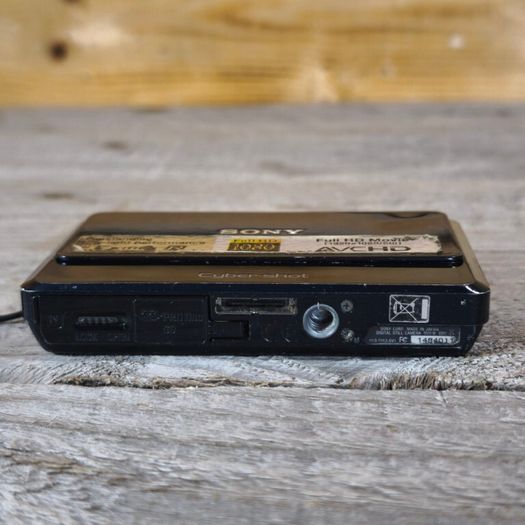 SONY Cybershot DSC-TX7 Digital Camera 10.2MP 4x Optical Zoom + 1GB SD + Case