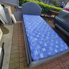 single bed with materres