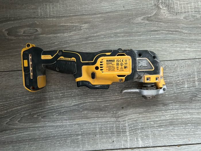 DEWALT 18V XR brushless cordless oscillating multi-tool