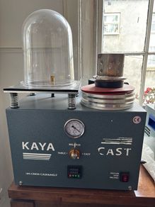 Vacuum casting machine