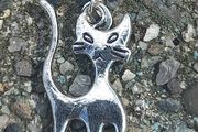 Vintage jewelry is sold individually for 5 to 10 euros