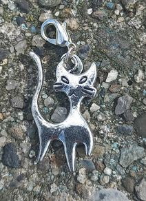 Vintage jewelry is sold individually for 5 to 10 euros