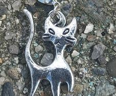 Vintage jewelry is sold individually for 5 to 10 euros
