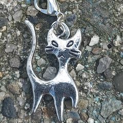 Vintage jewelry is sold individually for 5 to 10 euros