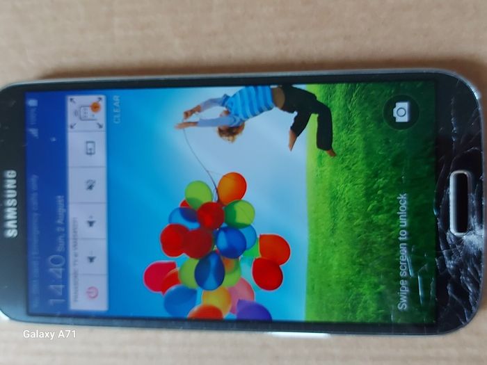 Samsung Galaxy S4, 16GB, Screen damaged near Bottom, but does not affect the touchscreen