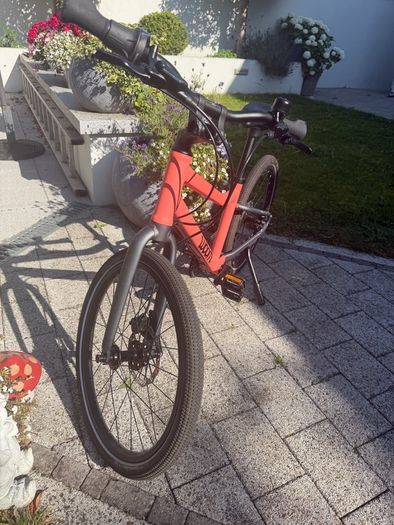 woom 20" coral bike