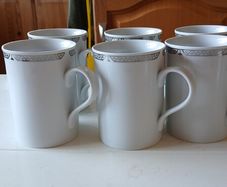 6 Royal Doulton mugs