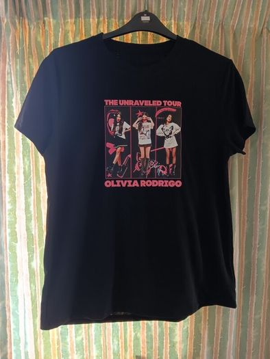 Black Olivia Rodrigo The Unraveled Tour Design T Shirt. Asian Size XL - Width: 53cm, Length 67cm.