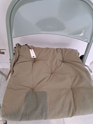 Folding chairs -- garden or dining -- brand new -- olive green