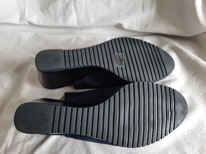 size 6 Fiorella navy wedge sandal