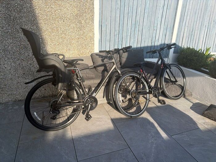 Not 1 but 2 giant hybrid bikes, excellent conditio