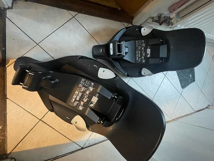 Maxi Cosi 360 Pebble Car Seat & Isofix base x 2