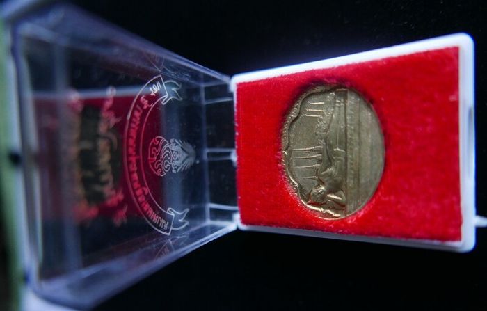 1987 Reclining Buddha Wat Pho King Rama IX 60th Birthday UNC Brass Medal Amulet in original box