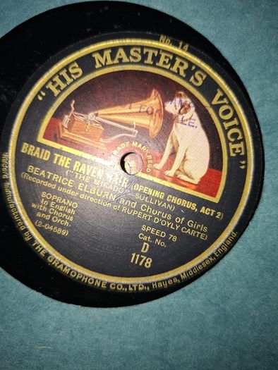His Master's Voice record album for Gilbert & Sullivan's The Mikado. around 1926 or 1927 The set features 12" 78 RPM shellac records