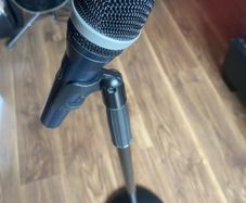 AKG D5 Live mic + stand