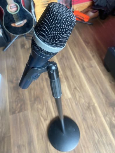 AKG D5 Live mic + stand