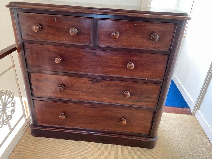 Mahogany chest of drawers